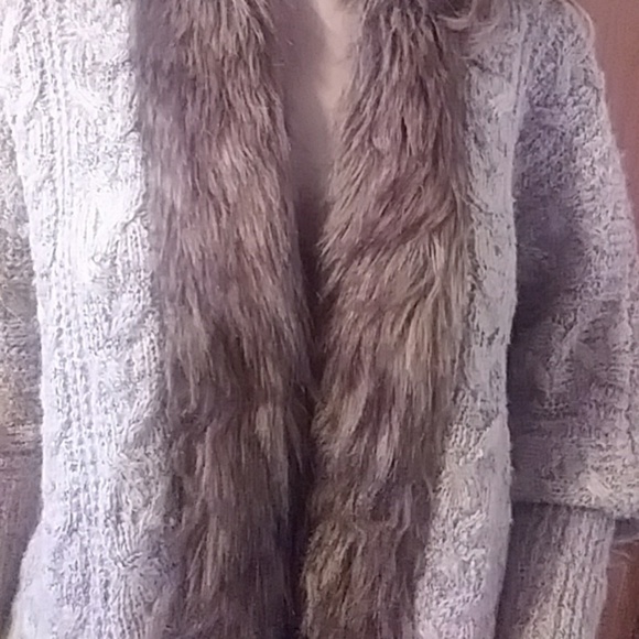 XOXO Beautiful faux fur collar sweater - Picture 2 of 8